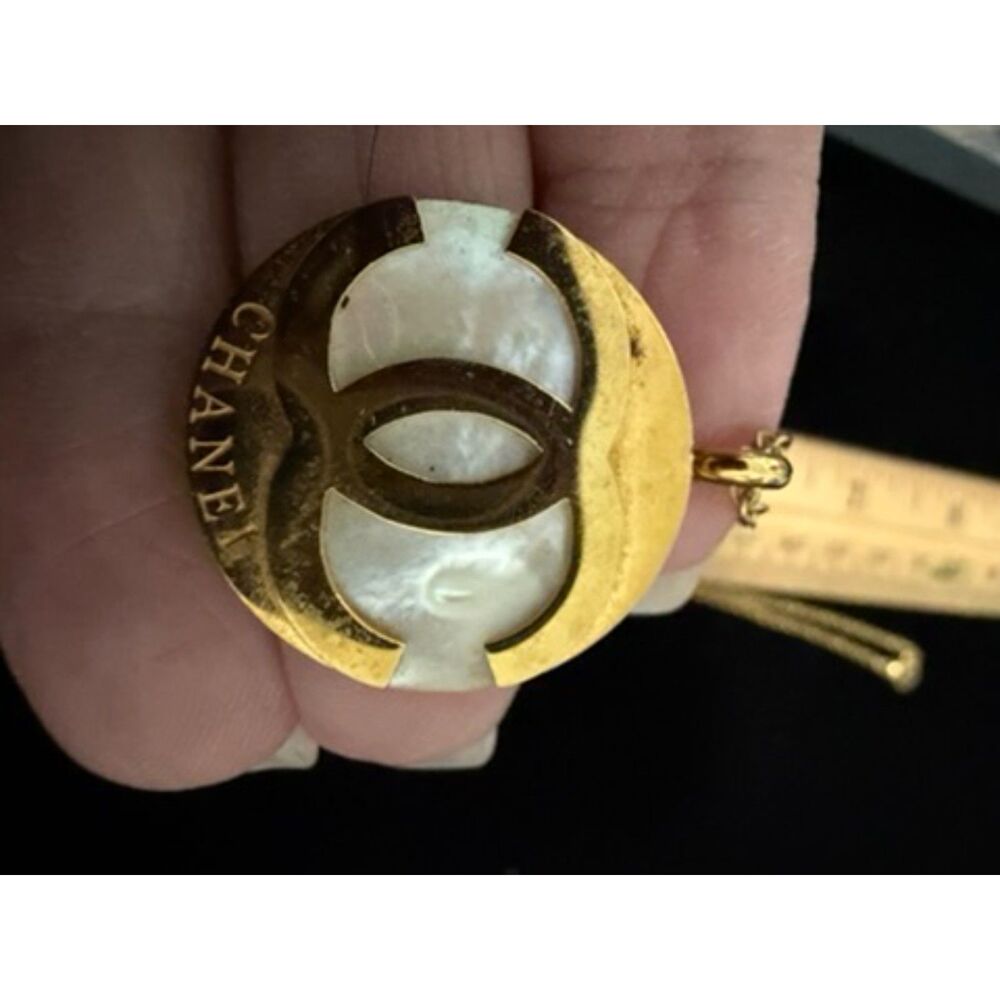 Channel symbol over mother of pearl inlay pendant on gold toned chain - Picture 2 of 10